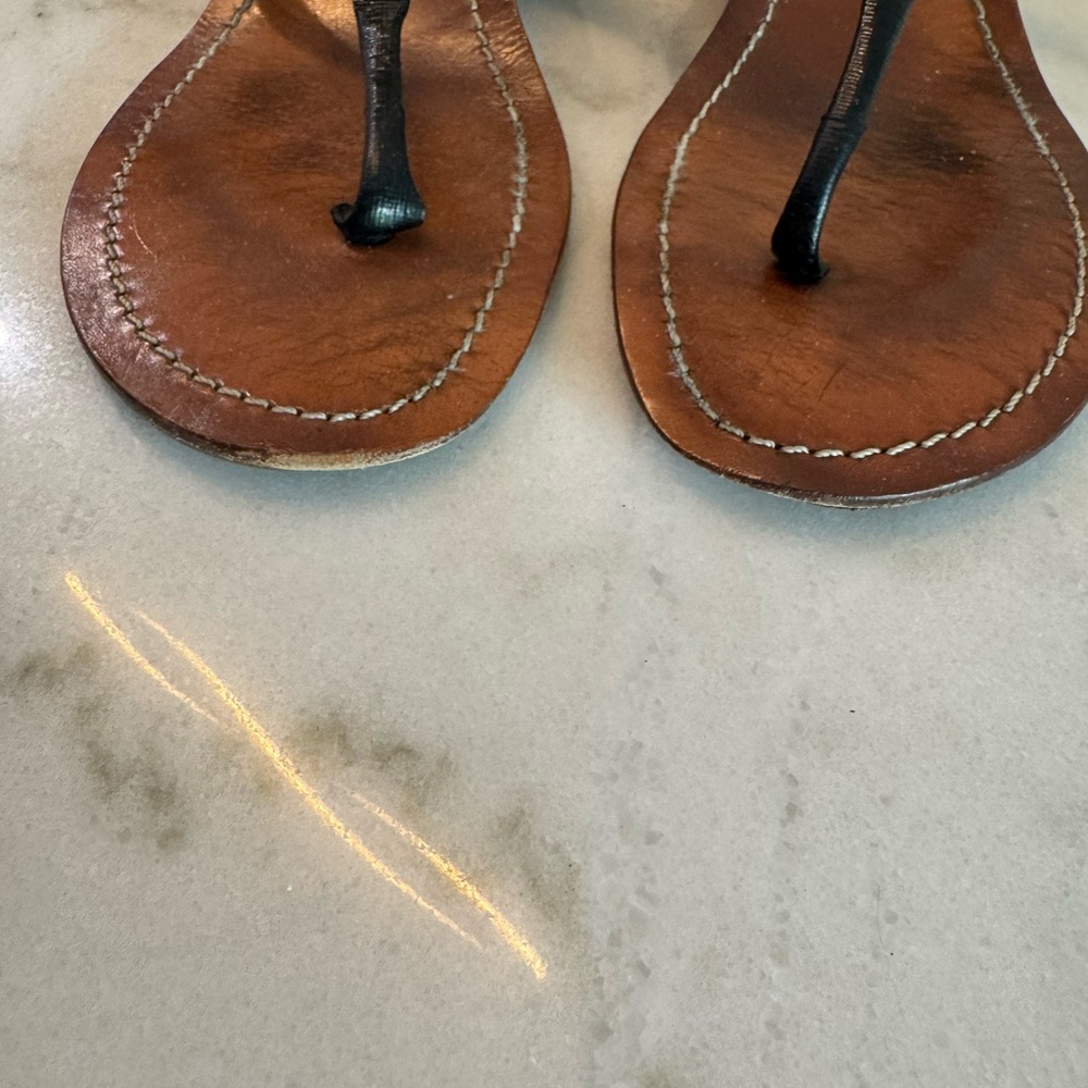 Tory Burch Black Leather Thong Sandals with Gold Logo - Picture 3 of 9